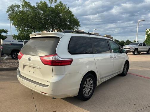 2017 Toyota Sienna XLE