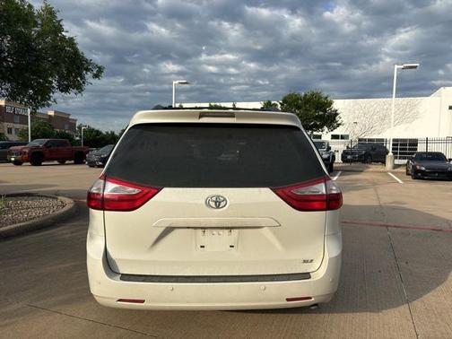 2017 Toyota Sienna XLE