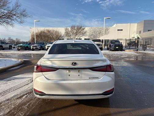 2021 Lexus ES 300h Luxury