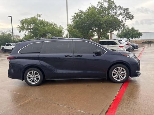 2023 Toyota Sienna XSE 7 Passenger