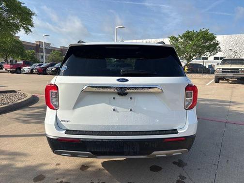 White Metallic 2022 Ford Explorer XLT