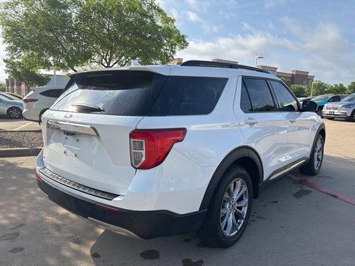 White Metallic 2022 Ford Explorer XLT