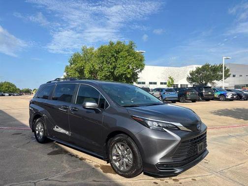 Magnetic Gray Metallic 2025 Toyota Sienna LE