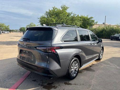 Magnetic Gray Metallic 2025 Toyota Sienna LE