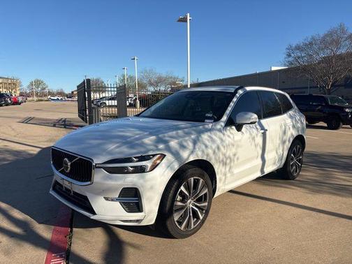 2022 Volvo XC60 B5 Momentum