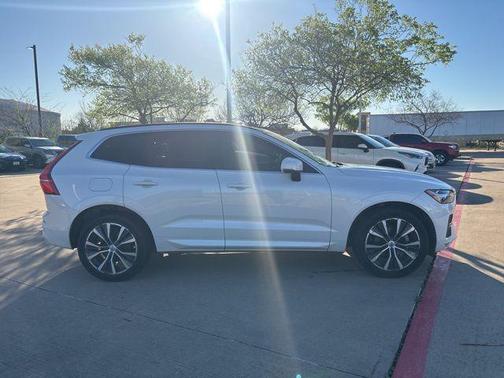 2022 Volvo XC60 B5 Momentum