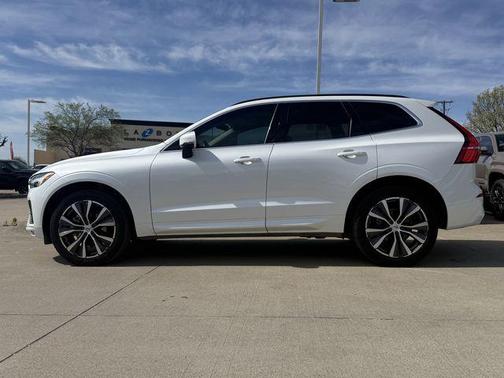 2022 Volvo XC60 B5 Momentum