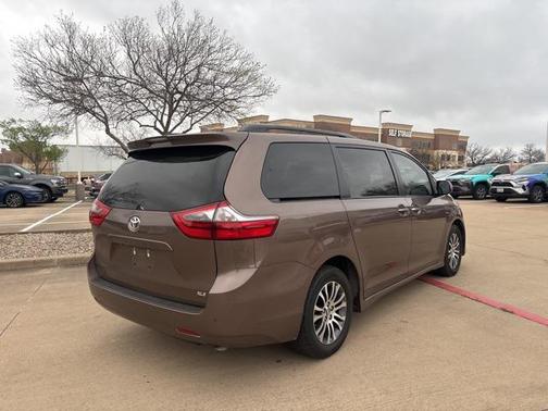 2020 Toyota Sienna XLE