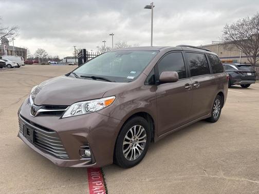 2020 Toyota Sienna XLE
