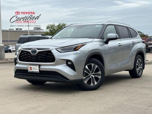 Celestial Silver Metallic 2024 Toyota Highlander Hybrid XLE