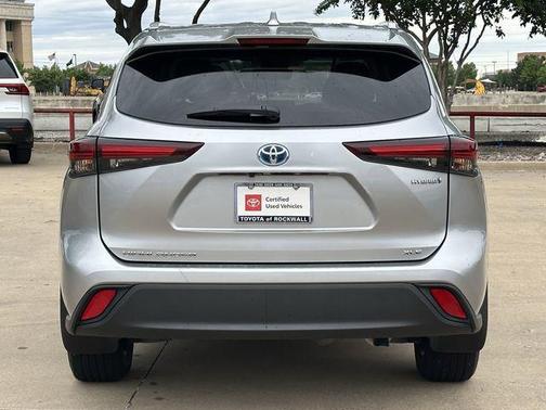 Celestial Silver Metallic 2024 Toyota Highlander Hybrid XLE