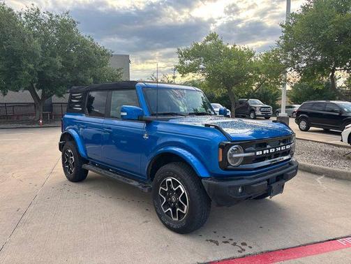 Velocity Blue Metallic 2023 Ford Bronco Outer Banks