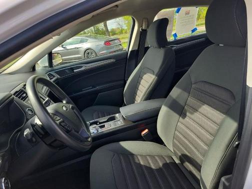 OXFORD WHITE 2018 Ford Fusion SE