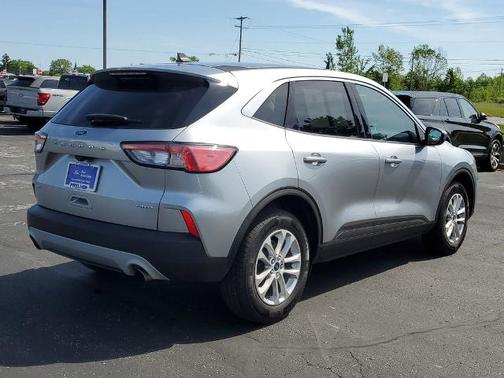 ICONIC SILVER 2021 Ford Escape SE