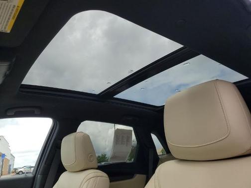 Crystal White Tri-Coat 2017 Cadillac XT5 LUXURY
