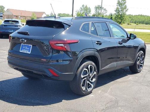 Mosaic Black Metallic 2025 Chevrolet Trax 2RS