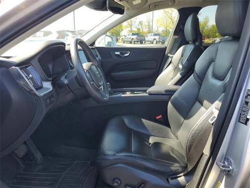 2018 Volvo XC60 T6 MOMENTUM
