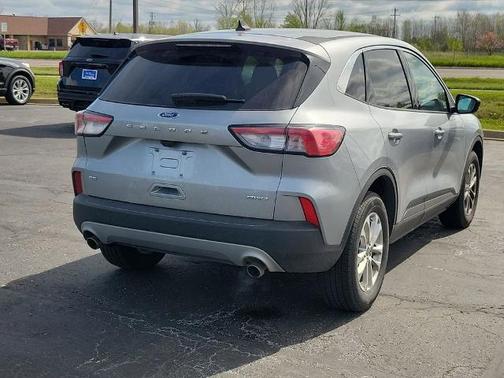 ICONIC SILVER 2022 Ford Escape SE