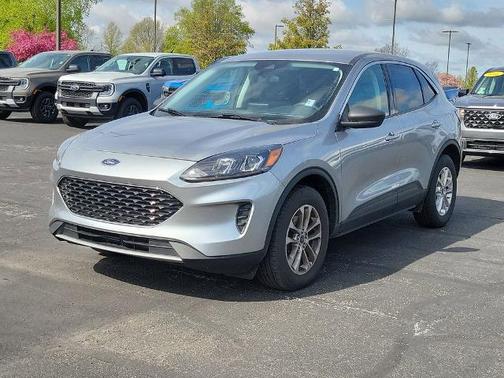 ICONIC SILVER 2022 Ford Escape SE