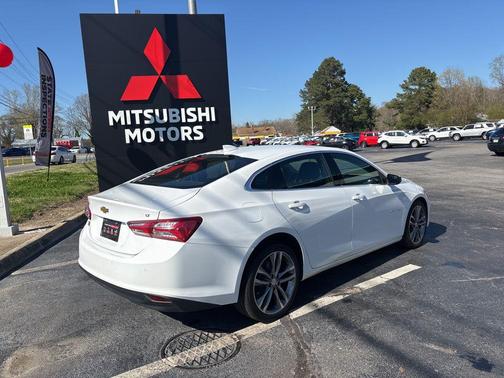 Summit White 2024 Chevrolet Malibu FWD 2LT