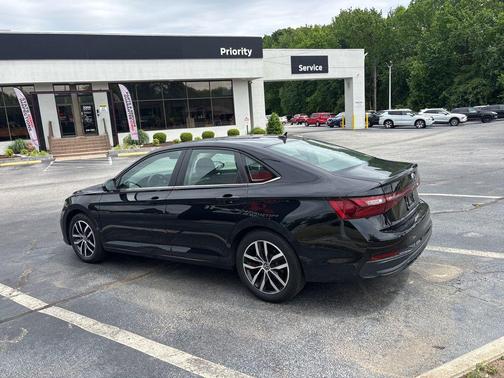 Deep Black Pearl 2025 Volkswagen Jetta 1.5T SE