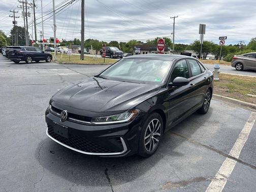 Deep Black Pearl 2025 Volkswagen Jetta 1.5T SE
