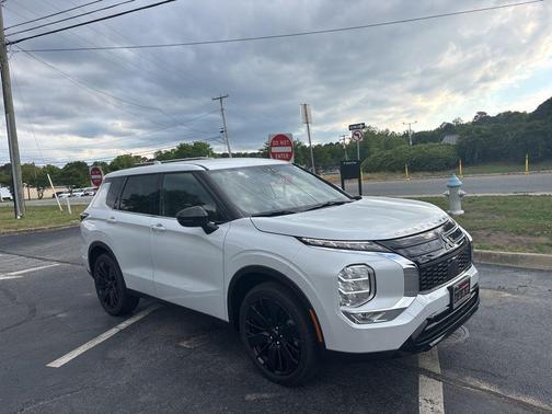 White Diamond 2026 Mitsubishi Outlander SE