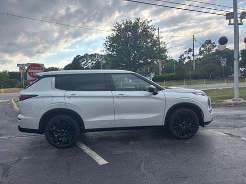 White Diamond 2026 Mitsubishi Outlander SE
