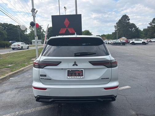White Diamond 2026 Mitsubishi Outlander SE