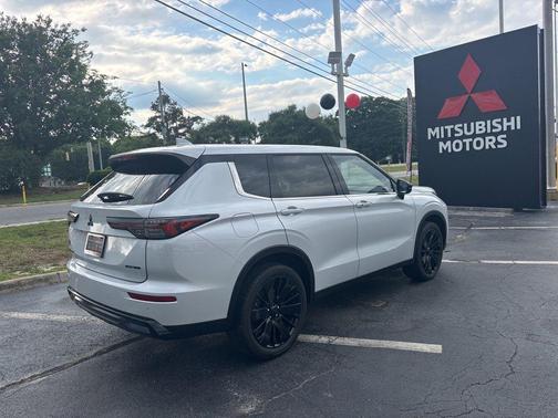 White Diamond 2026 Mitsubishi Outlander SE
