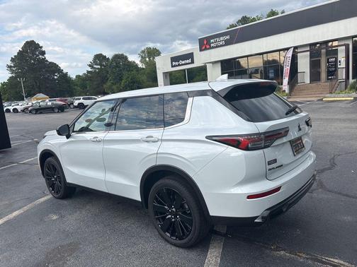 White Diamond 2026 Mitsubishi Outlander SE
