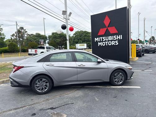 Fluid Metal 2025 Hyundai ELANTRA HEV Blue