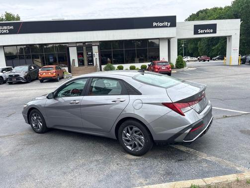 Fluid Metal 2025 Hyundai ELANTRA HEV Blue