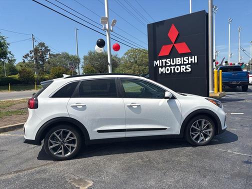 Snow White Pearl 2022 Kia Niro Touring SE