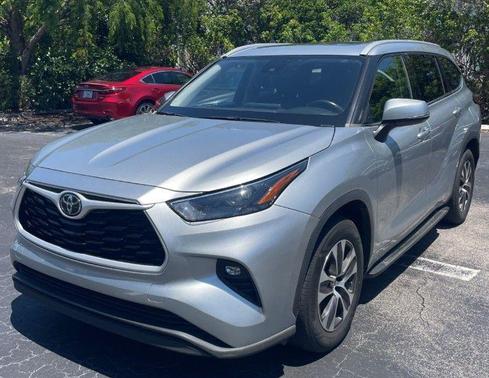 Celestial Silver Metallic 2022 Toyota Highlander XLE