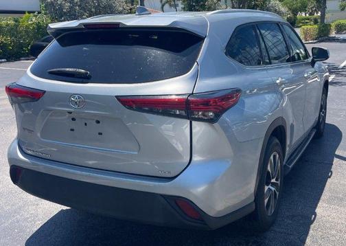 Celestial Silver Metallic 2022 Toyota Highlander XLE
