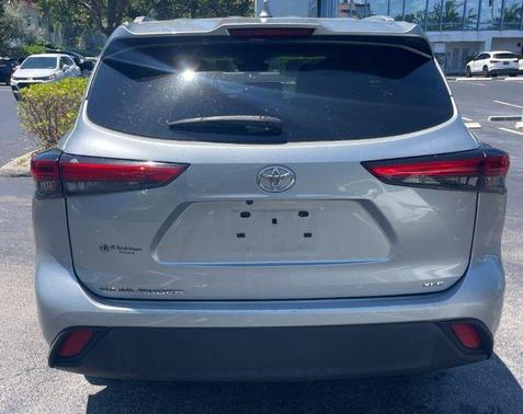 Celestial Silver Metallic 2022 Toyota Highlander XLE