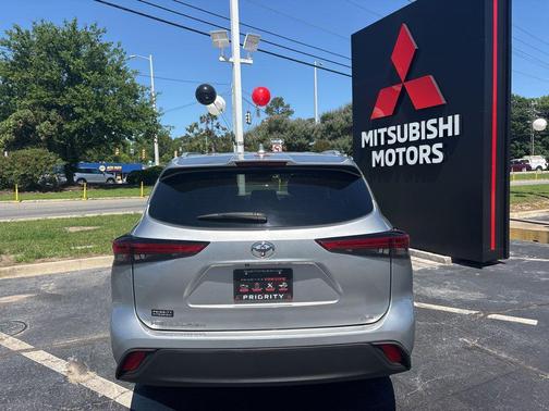 Celestial Silver Metallic 2022 Toyota Highlander XLE