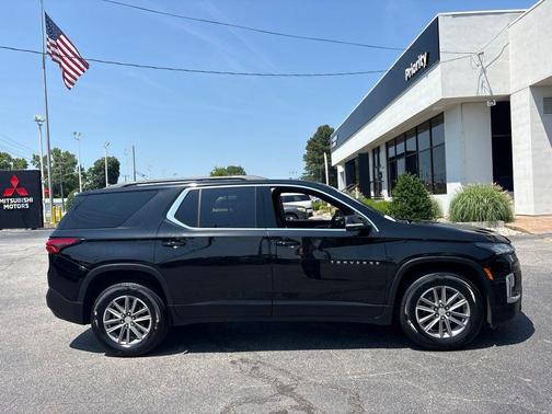 Mosaic Black Metallic 2023 Chevrolet Traverse LT Cloth