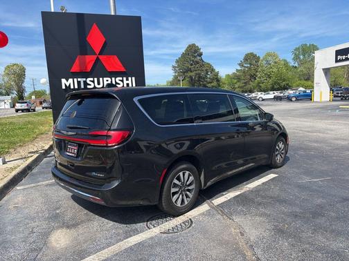 Brilliant Black Crystal Pearlcoat 2023 Chrysler Pacifica Hybrid Touring L