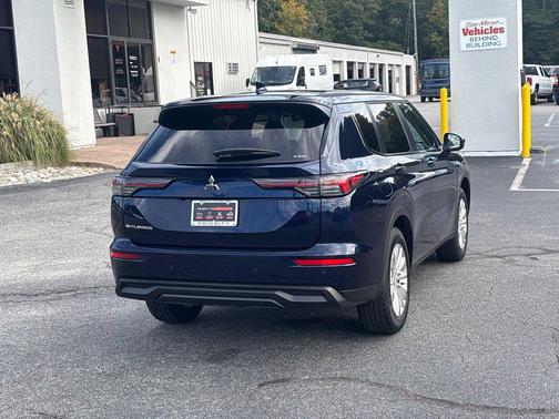 Cosmic Blue Metallic 2027 Mitsubishi Outlander ES S-AWC