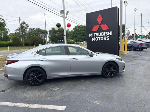 Iridium 2023 Lexus ES 300h F SPORT Handling