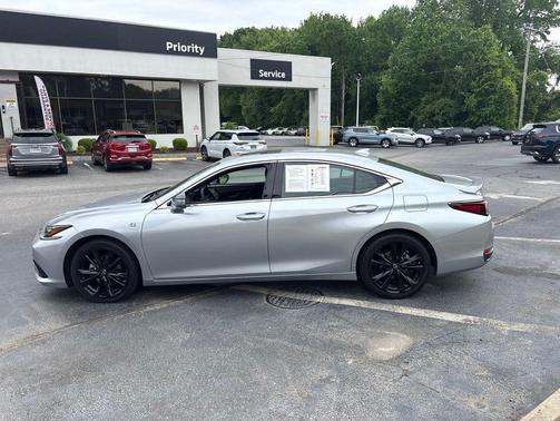 Iridium 2023 Lexus ES 300h F SPORT Handling