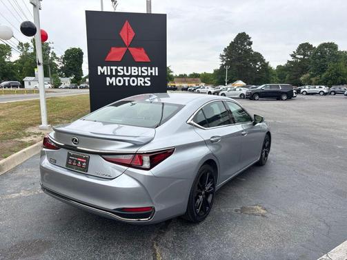 Iridium 2023 Lexus ES 300h F SPORT Handling