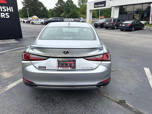 Iridium 2023 Lexus ES 300h F SPORT Handling