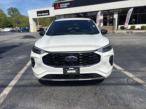 Star White Metallic Tri-Coat 2024 Ford Escape ST-Line