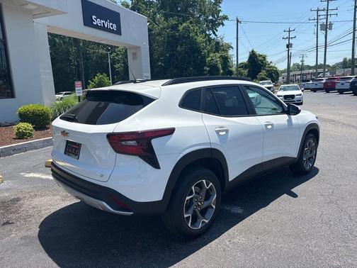 Summit White 2025 Chevrolet Trax LT