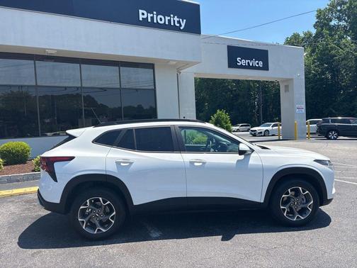 Summit White 2025 Chevrolet Trax LT