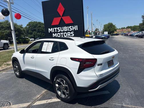 Summit White 2025 Chevrolet Trax LT