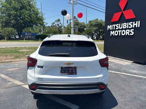 Summit White 2025 Chevrolet Trax LT